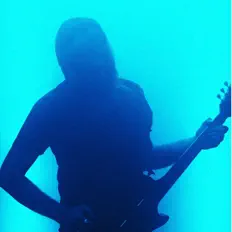 Poslechněte si interpreta Voidova, sledujte hudební videa, přečtěte si životopis, podívejte se na data turné a další informace.