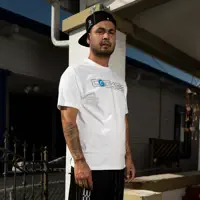 Luister naar undefined, bekijk muziekvideo's, lees de bio, bekijk de tourdata, en meer!