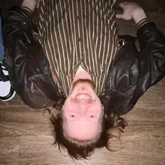 Tommard सुनें, म्यूज़िक वीडियो देखें, बायो पढ़ें, दौरे की तारीखें और बहुत कुछ देखें!