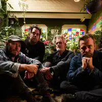 undefinedを聴いたり、ミュージックビデオを鑑賞したり、経歴やツアー日程などを確認したりしましょう！