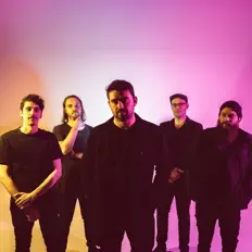 Sentiaを聴いたり、ミュージックビデオを鑑賞したり、経歴やツアー日程などを確認したりしましょう！