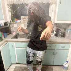 Posłuchaj wykonawcy Woodro, obejrzyj teledyski, przeczytaj biografię, zobacz daty tras koncertowych i nie tylko!