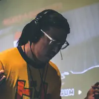 Poslechněte si interpreta undefined, sledujte hudební videa, přečtěte si životopis, podívejte se na data turné a další informace.