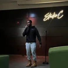 Xay Bones सुनें, म्यूज़िक वीडियो देखें, बायो पढ़ें, दौरे की तारीखें और बहुत कुछ देखें!