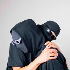 收听 EJ3000、观看音乐视频、阅读小传、查看巡演日期等 ！