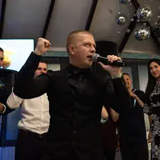 Poslechněte si interpreta Absur.Di, sledujte hudební videa, přečtěte si životopis, podívejte se na data turné a další informace.