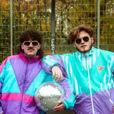 收听 Flash Nova、观看音乐视频、阅读小传、查看巡演日期等 ！