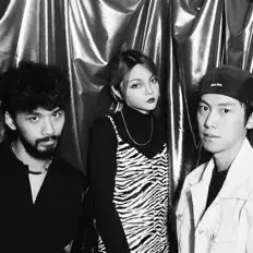 Dengarkan Tin Ten Tan, tonton video musik, baca bio, lihat tanggal tur & lainnya!