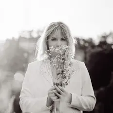 Emmaleeを聴いたり、ミュージックビデオを鑑賞したり、経歴やツアー日程などを確認したりしましょう！