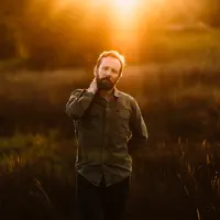 Poslechněte si interpreta undefined, sledujte hudební videa, přečtěte si životopis, podívejte se na data turné a další informace.