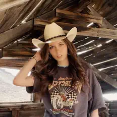 Hör dir Kaitlin Petty an, schau dir Musikvideos an, lies die Biografie, finde Tourdaten und mehr!