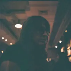 Ouça Bee Hall, assista a videoclipes, leia a biografia, veja as datas das turnês e mais!