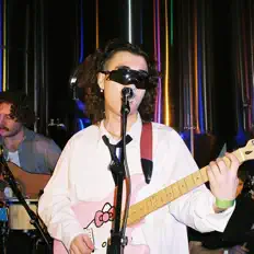 聆聽 Togo、觀看音樂影片、閱讀小傳、查看巡演日期等！