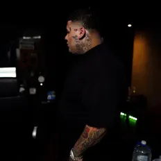 Trap Babyを聴いたり、ミュージックビデオを鑑賞したり、経歴やツアー日程などを確認したりしましょう！
