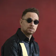 Hör dir Simon Mansa an, schau dir Musikvideos an, lies die Biografie, finde Tourdaten und mehr!