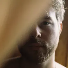 聆聽 Chris Howard、觀看音樂影片、閱讀小傳、查看巡演日期等！