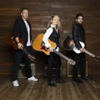 聆聽 undefined、觀看音樂影片、閱讀小傳、查看巡演日期等！