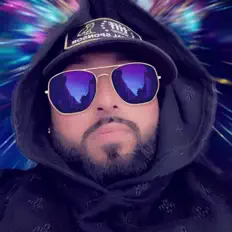 DJ Essenceを聴いたり、ミュージックビデオを鑑賞したり、経歴やツアー日程などを確認したりしましょう！