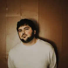 Poslechněte si interpreta JOLY, sledujte hudební videa, přečtěte si životopis, podívejte se na data turné a další informace.