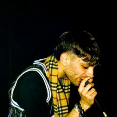 收听 Lanky、观看音乐视频、阅读小传、查看巡演日期等 ！