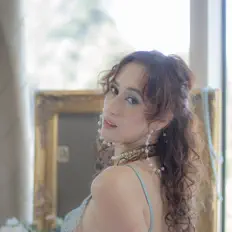 Escucha a Reé, mira videos musicales, lee su biografía, consulta las fechas de las gira y más.