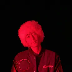 聆聽 YOU、觀看音樂影片、閱讀小傳、查看巡演日期等！
