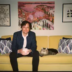 聆聽 Castle Theater、觀看音樂影片、閱讀小傳、查看巡演日期等！