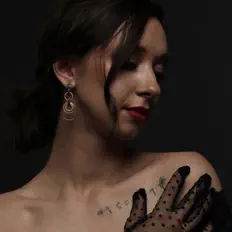 Escucha a Viktoire, mira videos musicales, lee su biografía, consulta las fechas de las gira y más.