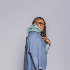 Ouça Nichol, assista a videoclipes, leia a biografia, veja as datas das turnês e mais!