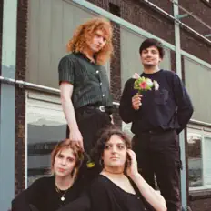 Library Cardを聴いたり、ミュージックビデオを鑑賞したり、経歴やツアー日程などを確認したりしましょう！