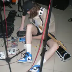 Poslechněte si interpreta Wideframe, sledujte hudební videa, přečtěte si životopis, podívejte se na data turné a další informace.