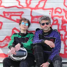 stph.を聴いたり、ミュージックビデオを鑑賞したり、経歴やツアー日程などを確認したりしましょう！