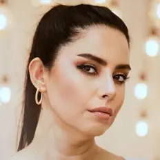 Tuğba Karakuş सुनें, म्यूज़िक वीडियो देखें, बायो पढ़ें, दौरे की तारीखें और बहुत कुछ देखें!