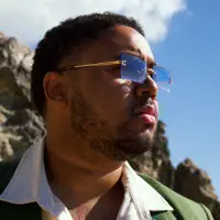 Escucha a undefined, mira vídeos musicales, lee la biografía, consulta fechas de giras y mucho más.