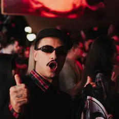 KAIRを聴いたり、ミュージックビデオを鑑賞したり、経歴やツアー日程などを確認したりしましょう！