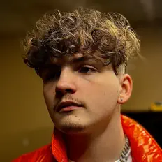 Poslechněte si interpreta Raider Grey, sledujte hudební videa, přečtěte si životopis, podívejte se na data turné a další informace.