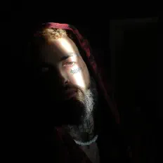PDTHESAINTを聴いたり、ミュージックビデオを鑑賞したり、経歴やツアー日程などを確認したりしましょう！