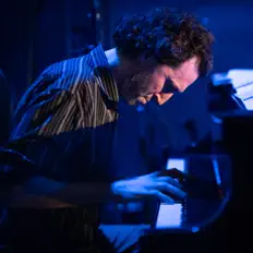 收听 Emilio Teubal、观看音乐视频、阅读小传、查看巡演日期等 ！