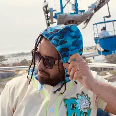 TEK TIMEを聴いたり、ミュージックビデオを鑑賞したり、経歴やツアー日程などを確認したりしましょう！