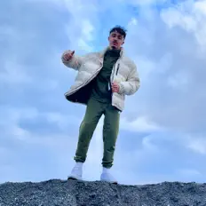 HETO सुनें, म्यूज़िक वीडियो देखें, बायो पढ़ें, दौरे की तारीखें और बहुत कुछ देखें!