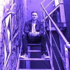 Poslechněte si interpreta Finnuh, sledujte hudební videa, přečtěte si životopis, podívejte se na data turné a další informace.