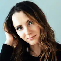 undefinedを聴いたり、ミュージックビデオを鑑賞したり、経歴やツアー日程などを確認したりしましょう！