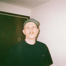 Dengarkan 94, tonton video musik, baca bio, lihat tanggal tur & lainnya!