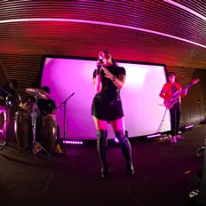 Listen to Lau Pontigo, watch music videos, read bio, see tour dates & more!