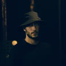 Ouve Young Emotion, vê vídeos de música, lê a biografia, vê as datas da digressão e muito mais!