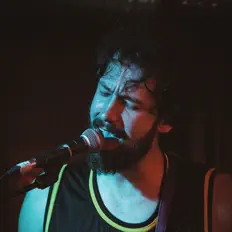 Ouve Ryan Whiskey, vê vídeos de música, lê a biografia, vê as datas da digressão e muito mais!