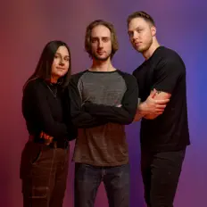 Ακούστε περιεχόμενο από Insomniacs, παρακολουθήστε μουσικά βίντεο, διαβάστε το βιογραφικό, δείτε ημερομηνίες περιοδείας, και πολλά ακόμη!