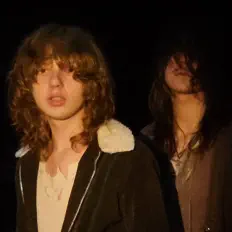 聆聽 CORNER STORE KINGDOM、觀看音樂影片、閱讀小傳、查看巡演日期等！