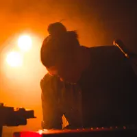 Écoutez undefined, regardez des vidéoclips, lisez la biographie, consultez les dates de tournée et plus encore !
