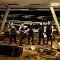 Dengarkan Cuatro y Medio, tonton video musik, baca bio, lihat tanggal tur & lainnya!